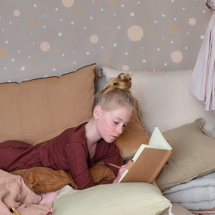 Tapet decorativ modern cu puncte negre și roz pastelate - Confetti Soft Black