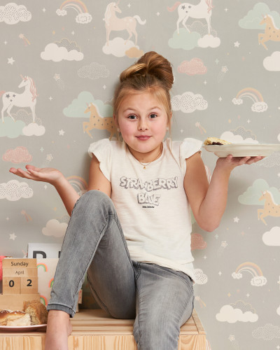 Tapet Rainbow Treasures, Mud Grey, cu unicorni, curcubeie si nori pufosi.
