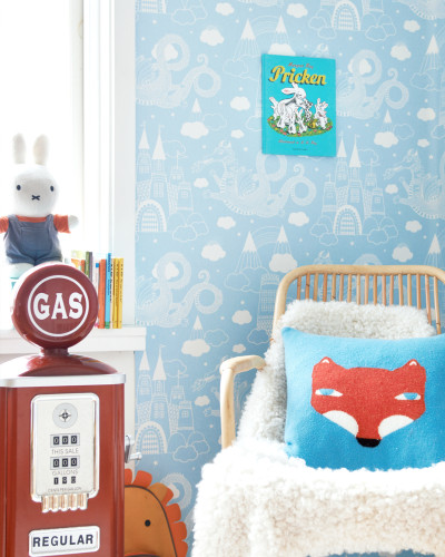 Tapet Dragon Sky Light Blue, cu design modern si minimalist, cu dragoni simpatici, nori pufosi, castele magice si stele sclipitoare.