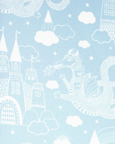 Tapet Dragon Sky Light Blue, cu design modern si minimalist, cu dragoni simpatici, nori pufosi, castele magice si stele sclipitoare.