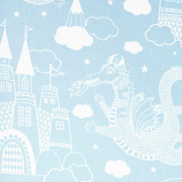 Tapet Dragon Sky Light Blue, cu design modern si minimalist, cu dragoni simpatici, nori pufosi, castele magice si stele sclipitoare.