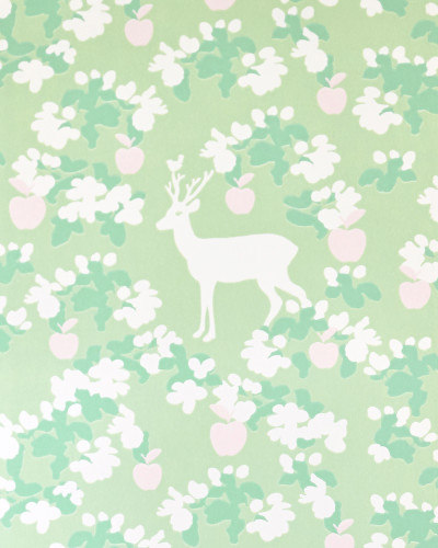 Tapet cu design floral delicat, cu cerbi și mere, pe un fond verde