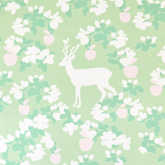 Tapet cu design floral delicat, cu cerbi și mere, pe un fond verde
