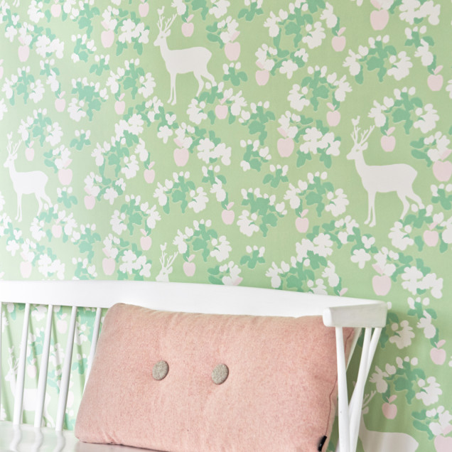 Tapet cu design floral delicat, cu cerbi și mere, pe un fond verde
