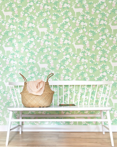 Tapet cu design floral delicat, cu cerbi și mere, pe un fond verde