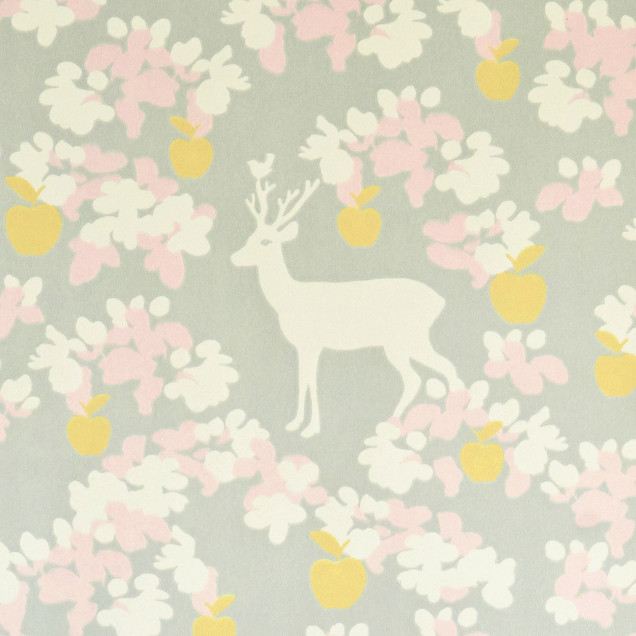 Tapet Apple Garden Grey, cu un design elegant, cu flori roz, mere galbene și cerbi albi.