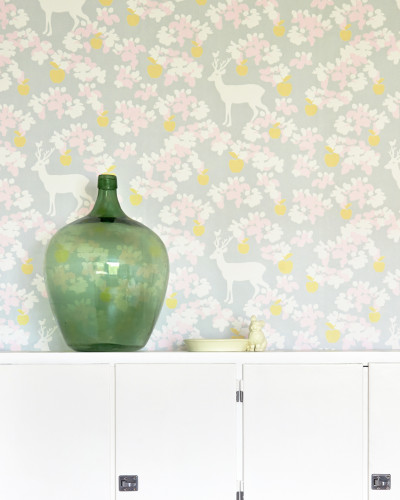 Tapet Apple Garden Grey, cu un design elegant, cu flori roz, mere galbene și cerbi albi.