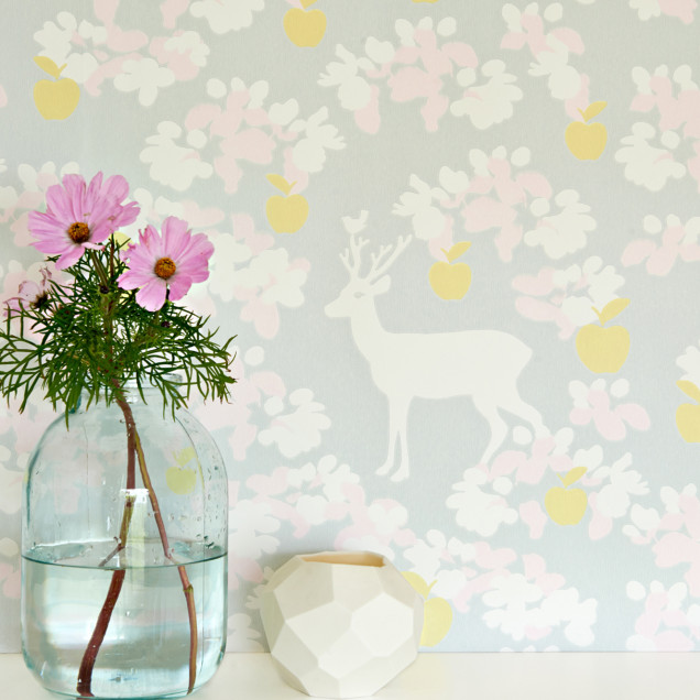 Tapet Apple Garden Grey, cu un design elegant, cu flori roz, mere galbene și cerbi albi.