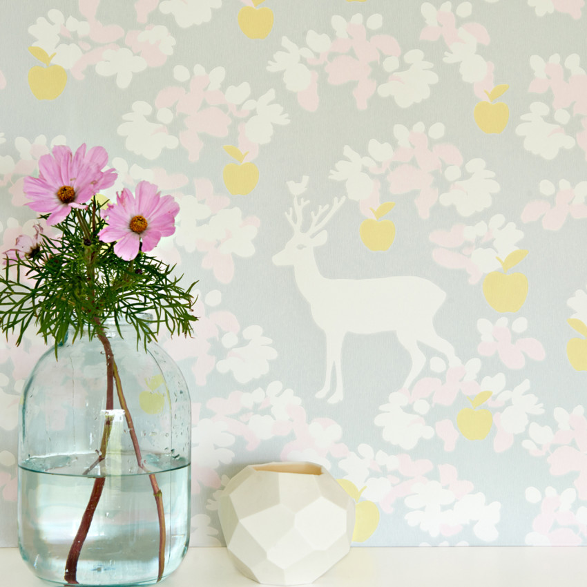 Tapet cu design floral delicat, cu cerbi și mere, pe un fond verde
