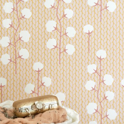Tapet Sweet Cotton roz pal cu design delicat de bumbac alb și ramuri roz pe un fundal galben auriu.