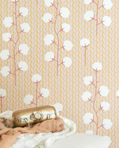 Tapet Sweet Cotton roz pal cu design delicat de bumbac alb și ramuri roz pe un fundal galben auriu.