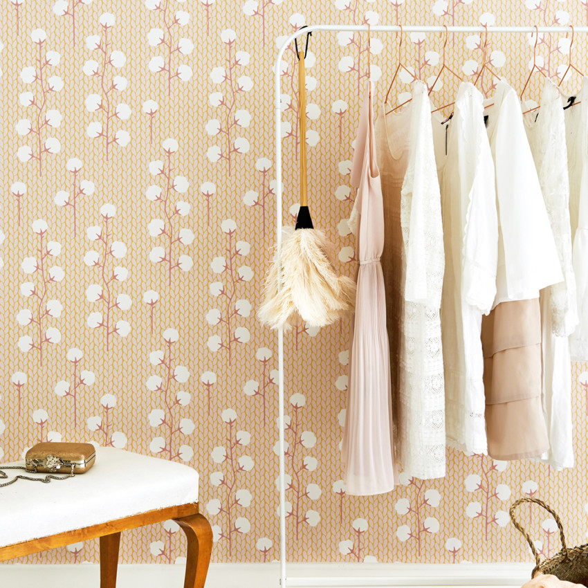 Tapet Sweet Cotton gri, cu un model de bumbac clasic, cu un design modern, ideal pentru un dormitor, living sau bucătărie.