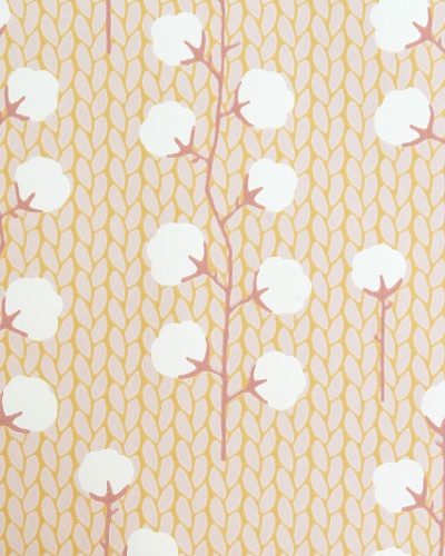 Tapet Sweet Cotton roz pal cu design delicat de bumbac alb și ramuri roz pe un fundal galben auriu.