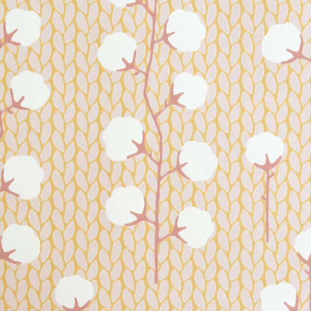 Tapet Sweet Cotton roz pal cu design delicat de bumbac alb și ramuri roz pe un fundal galben auriu.