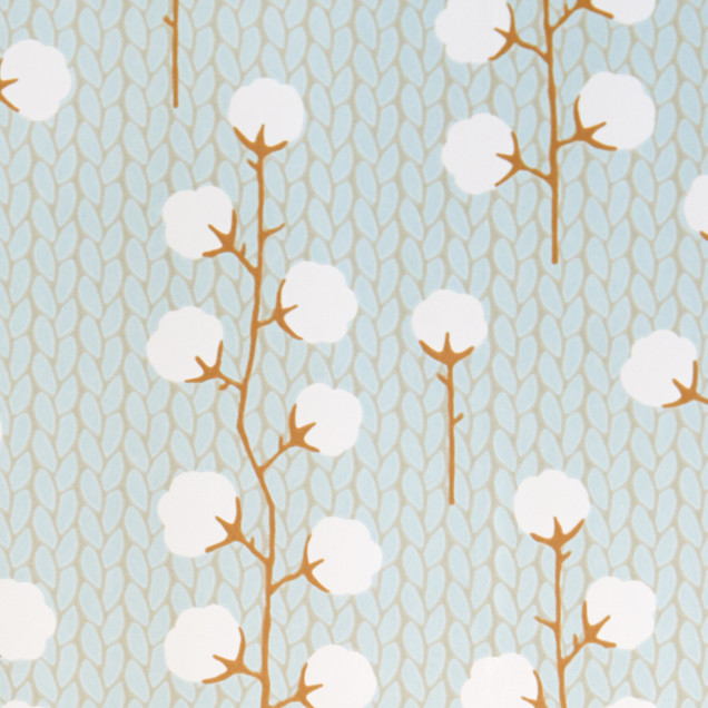 Tapet Sweet Cotton Turquoise cu imprimeu de bumbac pe fundal albastru deschis cu textura de tricot