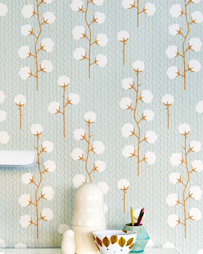 Tapet Sweet Cotton Turquoise cu imprimeu de bumbac pe fundal albastru deschis cu textura de tricot