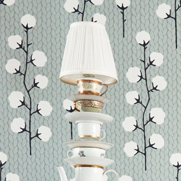 Tapet Sweet Cotton gri, cu un model de bumbac clasic, cu un design modern, ideal pentru un dormitor, living sau bucătărie.