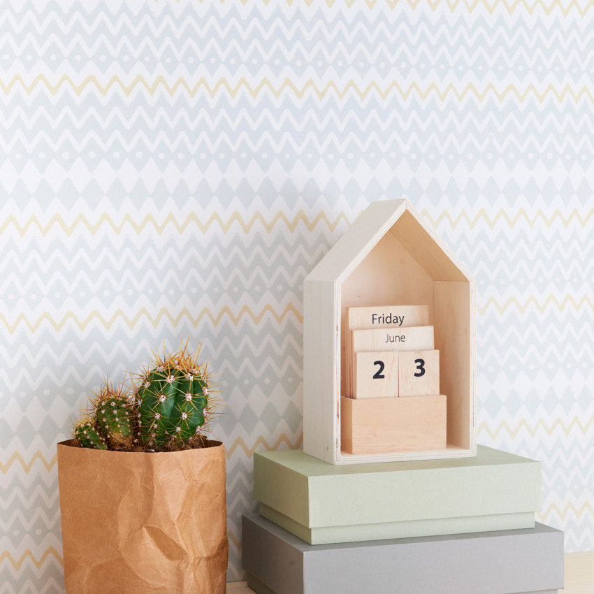 Tapet geometric cu triunghiuri si romburi, in tonuri de albastru deschis și bej deschis. Modelul Tomoko Turquoise este ideal pentru living, dormitor sau birou.