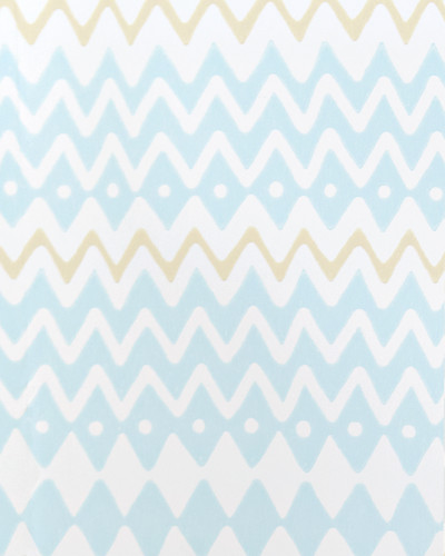 Tapet geometric cu triunghiuri si romburi, in tonuri de albastru deschis și bej deschis. Modelul Tomoko Turquoise este ideal pentru living, dormitor sau birou.