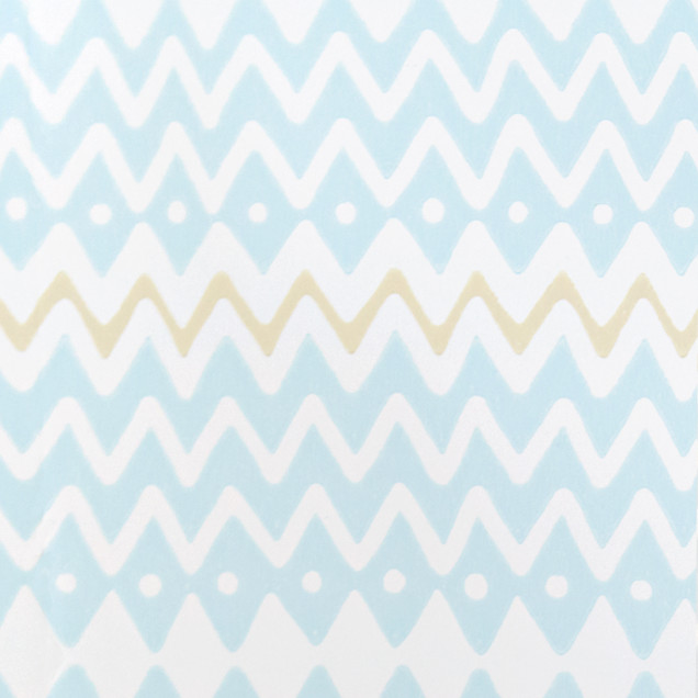 Tapet geometric cu triunghiuri si romburi, in tonuri de albastru deschis și bej deschis. Modelul Tomoko Turquoise este ideal pentru living, dormitor sau birou.