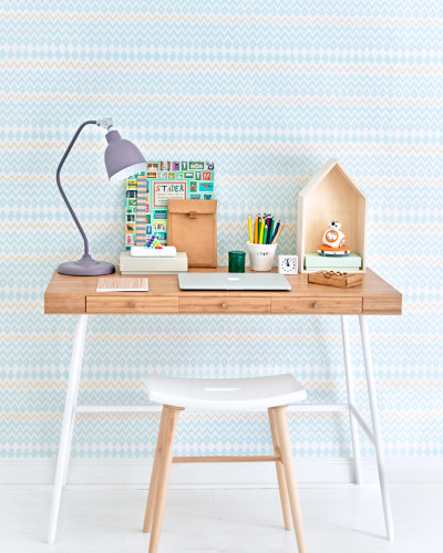 Tapet geometric cu triunghiuri si romburi, in tonuri de albastru deschis și bej deschis. Modelul Tomoko Turquoise este ideal pentru living, dormitor sau birou.