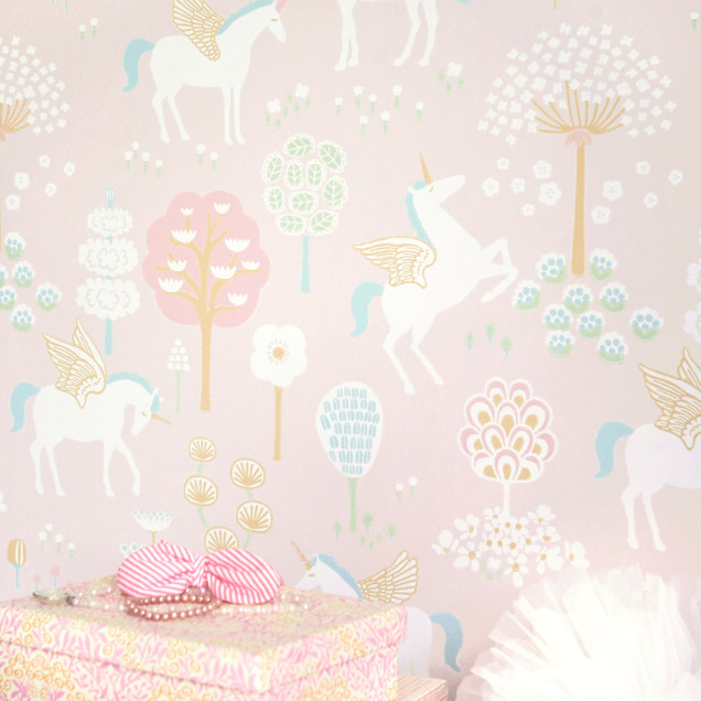 Tapet True Unicorns, cu unicorni cu aripi, flori si copaci pe un fundal roz pal.