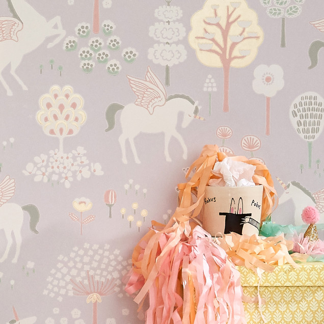 Tapet True Unicorns, Lilac cu unicorni zburători și copaci înfloriți pe fond liliac