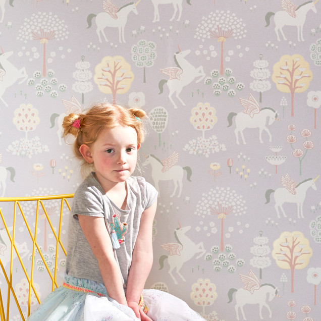 Tapet True Unicorns, Lilac cu unicorni zburători și copaci înfloriți pe fond liliac