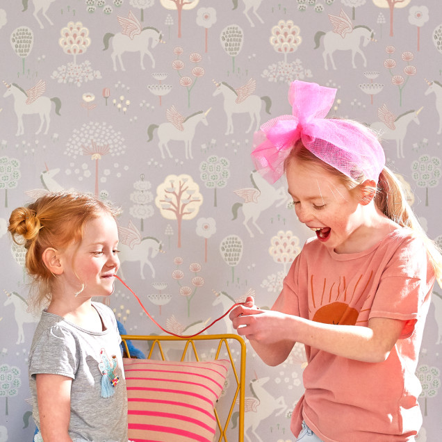 Tapet True Unicorns, Lilac cu unicorni zburători și copaci înfloriți pe fond liliac