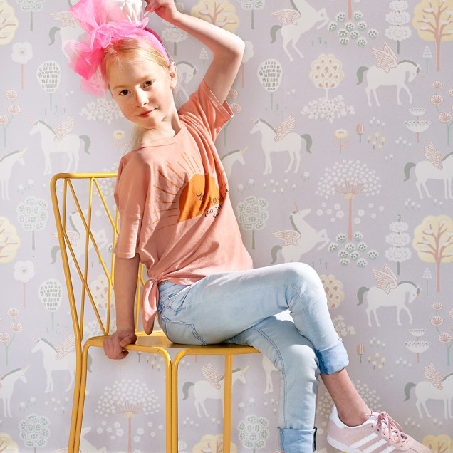 Tapet True Unicorns, Lilac cu unicorni zburători și copaci înfloriți pe fond liliac