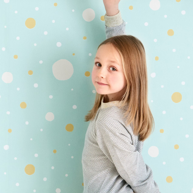 Confetti Turquoise - tapet cu design modern și vesel, perfect pentru a crea un spațiu unic și plin de viață în camera copilului.