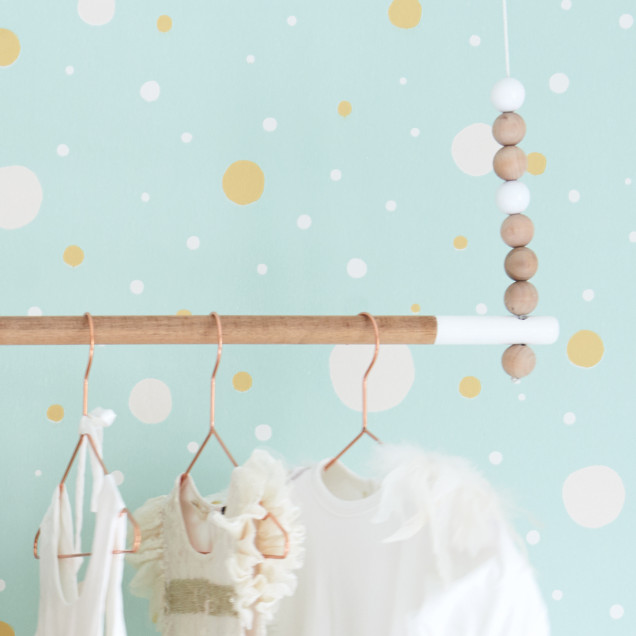 Confetti Turquoise - tapet cu design modern și vesel, perfect pentru a crea un spațiu unic și plin de viață în camera copilului.