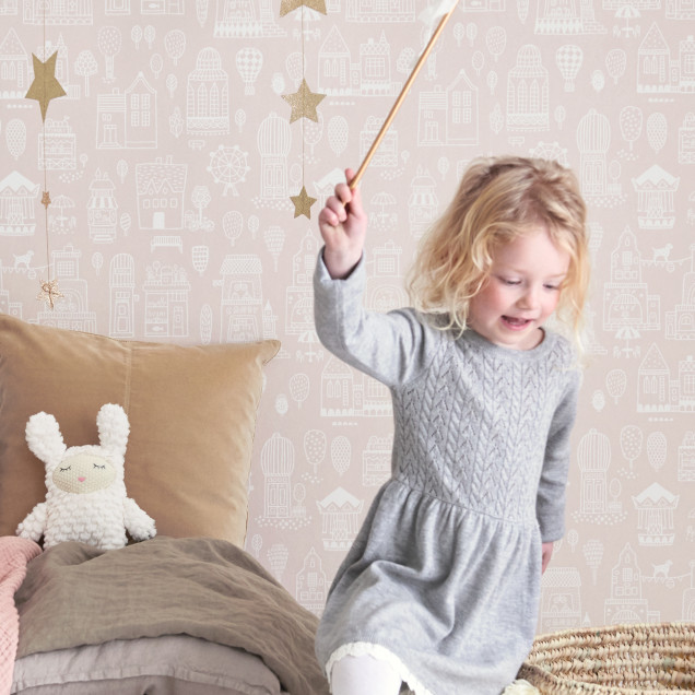 Wallpaper cu design orasel fermecator in nuante delicate de roz prafuit, perfect pentru camera copiilor.