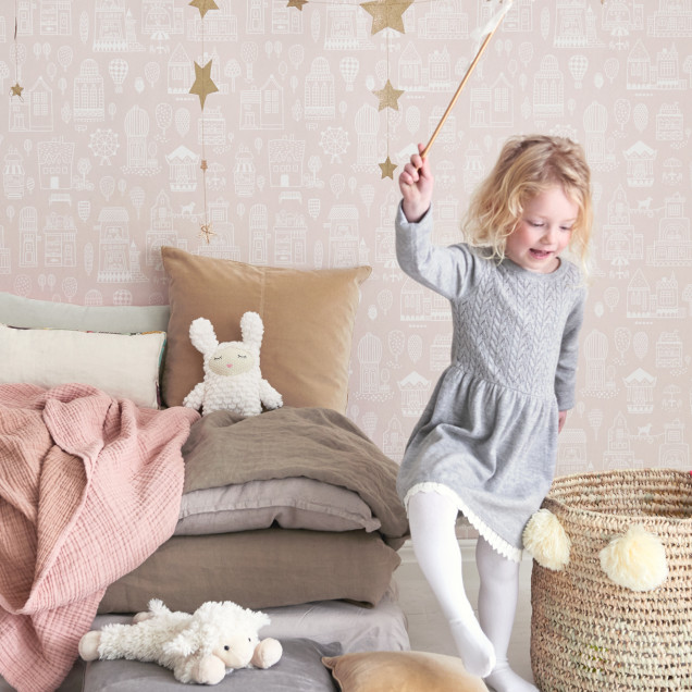 Wallpaper cu design orasel fermecator in nuante delicate de roz prafuit, perfect pentru camera copiilor.