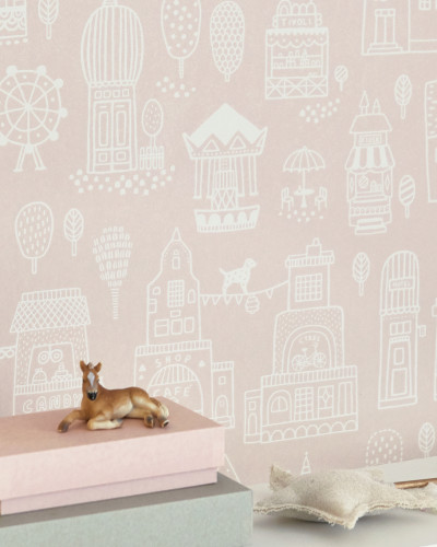 Wallpaper cu design orasel fermecator in nuante delicate de roz prafuit, perfect pentru camera copiilor.