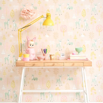 Golden Woods, Sweet Pink tapet cu căprioare și copaci stilizați în culori pastelate