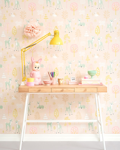 Golden Woods, Sweet Pink tapet cu căprioare și copaci stilizați în culori pastelate