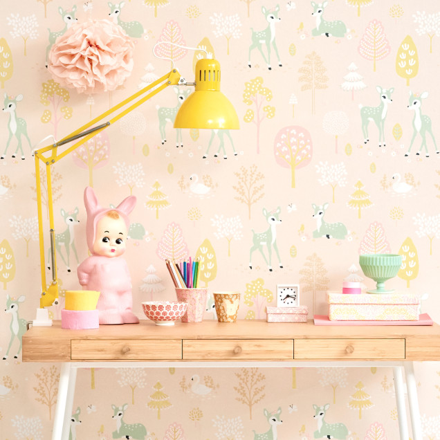 Golden Woods, Sweet Pink tapet cu căprioare și copaci stilizați în culori pastelate
