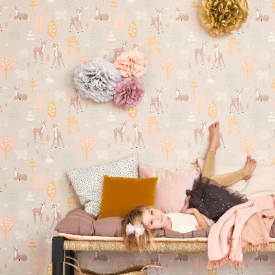 Tapet Golden Woods, Dusty Lilac cu imprimeu de căprioare, copaci și flori pastelate.