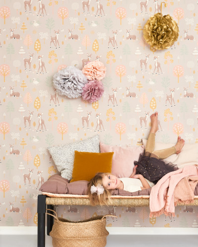 Tapet Golden Woods, Dusty Lilac cu imprimeu de căprioare, copaci și flori pastelate.