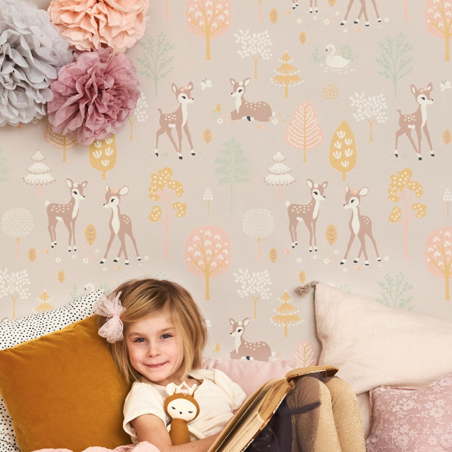 Tapet Golden Woods, Dusty Lilac cu imprimeu de căprioare, copaci și flori pastelate.