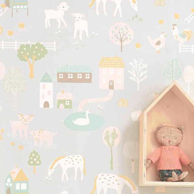 Tapet My Farm Soft Grey, cu design fermecător care prezintă o fermă idilică.