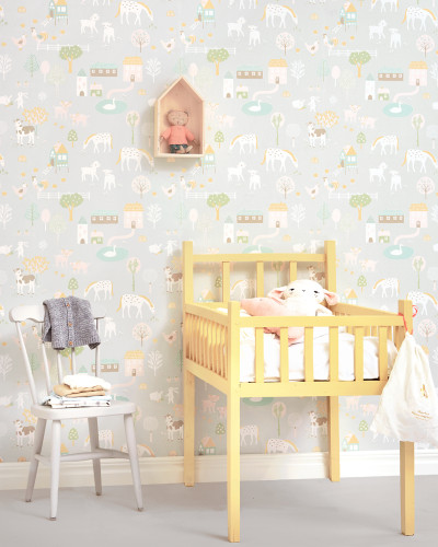 Tapet My Farm Soft Grey, cu design fermecător care prezintă o fermă idilică.
