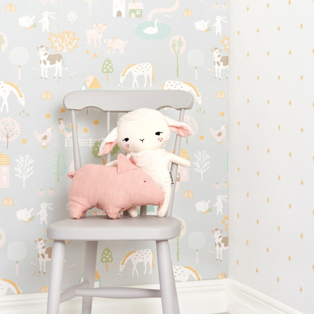 Tapet My Farm Soft Grey, cu design fermecător care prezintă o fermă idilică.