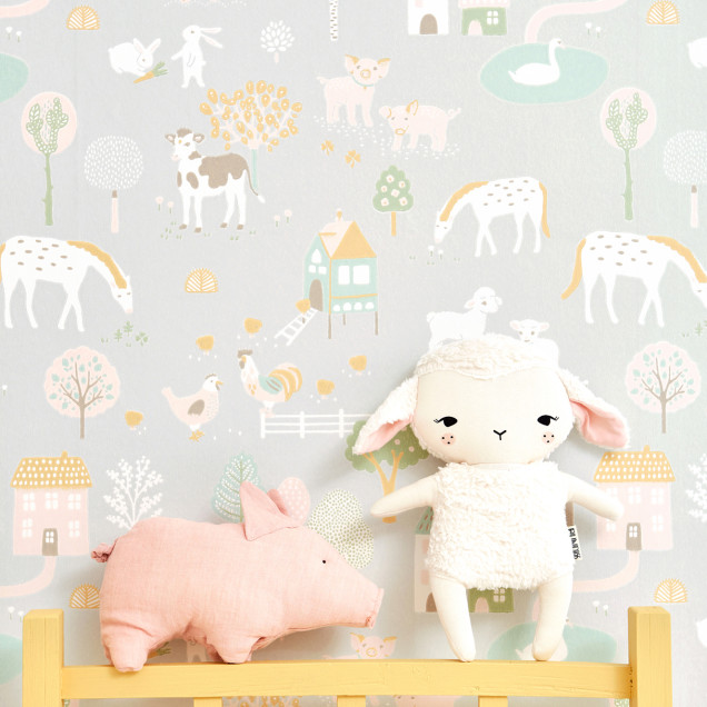 Tapet My Farm Soft Grey, cu design fermecător care prezintă o fermă idilică.