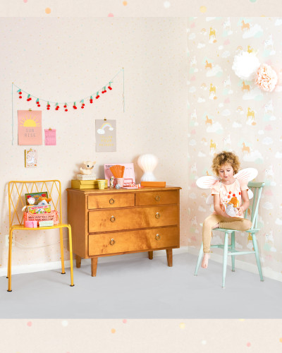 Tapet Stardust Lovely Pastel Pink, cu stele pastelate roz, arata unic si magic intr-o camera cu decor modern.