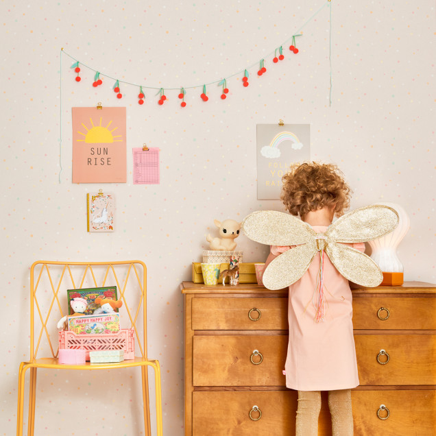 Tapet Stardust Lovely Pastel Pink, cu stele pastelate roz, arata unic si magic intr-o camera cu decor modern.