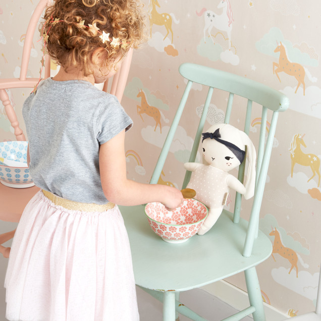 Tapet cu unicorni pastelati si nori pufosi, perfect pentru camera fetitelor