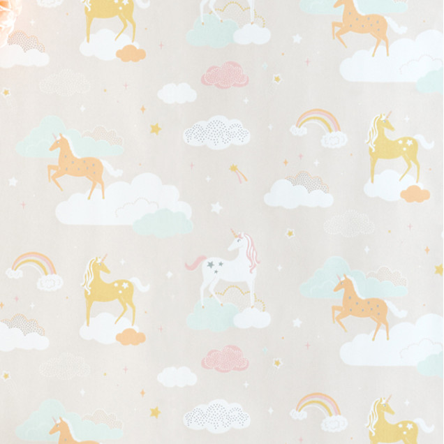 Tapet cu unicorni pastelati si nori pufosi, perfect pentru camera fetitelor