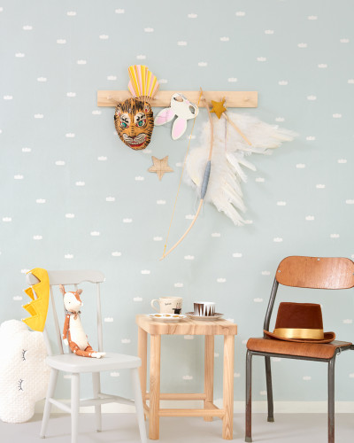 Tapet cu design de nori albi pe fundal albastru pastel